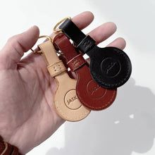 Lade das Bild in den Galerie-Viewer, Jaska Apple Airtag Tracker Leder-Etui LOGG | Handarbeit Made in Germany | 3 Farben
