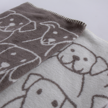 Lade das Bild in den Galerie-Viewer, Hundedecke Dogs von Caruso - weich &amp; flauschig - Design Nahaufnahme
