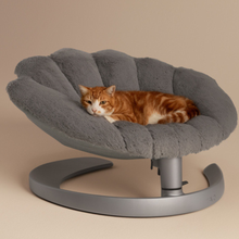 Lade das Bild in den Galerie-Viewer, Schwingendes Haustierbett SHELL von TAVO | Für Hund &amp; Katze | GREENGUARD-Gold-Zertifizierung | Farbe: Lunar | Fräulein Plath

