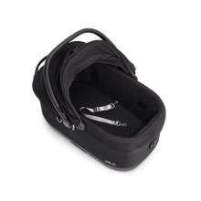 Lade das Bild in den Galerie-Viewer, Isofix Autositz Transportbox Maeve™ iso6x Wind Onyx von TAVO für Katzen &amp; kleine Hunde bis 18 kg - mit integriertem Belüftungssystem -  offen
