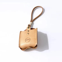 Lade das Bild in den Galerie-Viewer, Jaska Kotbeutelspender aus Leder BURY | Handarbeit Made in Germany | 3 Farben Cognac
