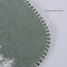 Lade das Bild in den Galerie-Viewer, Hundedecke Forrest von Caruso - weich &amp; flauschig - Global Recycled Standard zertifiziert
