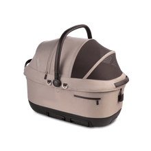 Lade das Bild in den Galerie-Viewer, Isofix Autositz &amp; Transportbox Maeve™ iso6x Wind Tavo | Integriertes Belüftungssystem | für Hunde bis 18 kg | GREENGUARD-Gold-Zertifizierung | Fawn

