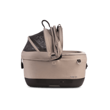Lade das Bild in den Galerie-Viewer, Isofix Autositz &amp; Transportbox Maeve™ iso5x Wind Tavo | Integriertes Belüftungssystem | für Hunde bis 13.6 kg | GREENGUARD-Gold-Zertifizierung | Fawn
