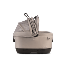Lade das Bild in den Galerie-Viewer, Isofix Autositz &amp; Transportbox Maeve™ iso5x Wind Tavo | Integriertes Belüftungssystem | für Hunde bis 13.6 kg | GREENGUARD-Gold-Zertifizierung | Tawny

