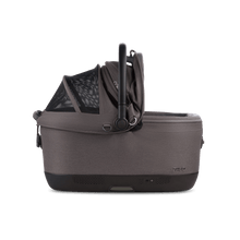 Lade das Bild in den Galerie-Viewer, Isofix Autositz &amp; Transportbox Maeve™ iso6x Wind Tavo | Integriertes Belüftungssystem | für Hunde bis 18 kg | GREENGUARD-Gold-Zertifizierung | Ashen
