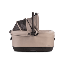 Lade das Bild in den Galerie-Viewer, Isofix Autositz &amp; Transportbox Maeve™ iso6x Wind Tavo | Integriertes Belüftungssystem | für Hunde bis 18 kg | GREENGUARD-Gold-Zertifizierung | Fawn
