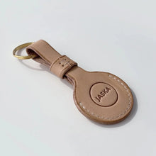 Lade das Bild in den Galerie-Viewer, Jaska Apple Airtag Tracker Leder-Etui LOGG | Handarbeit Made in Germany | 3 Farben Cognac
