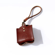 Lade das Bild in den Galerie-Viewer, Jaska Kotbeutelspender aus Leder BURY | Handarbeit Made in Germany | 3 Farben Dunkelbraun
