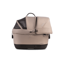 Lade das Bild in den Galerie-Viewer, Isofix Autositz &amp; Transportbox Maeve™ iso5x Wind Tavo | Integriertes Belüftungssystem | für Hunde bis 13.6 kg | GREENGUARD-Gold-Zertifizierung | Fawn
