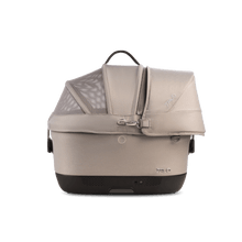Lade das Bild in den Galerie-Viewer, Isofix Autositz &amp; Transportbox Maeve™ iso5x Wind Tavo | Integriertes Belüftungssystem | für Hunde bis 13.6 kg | GREENGUARD-Gold-Zertifizierung | Tawny
