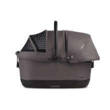 Lade das Bild in den Galerie-Viewer, Isofix Autositz &amp; Transportbox Maeve™ iso6x Wind Tavo | Integriertes Belüftungssystem | für Hunde bis 18 kg | GREENGUARD-Gold-Zertifizierung | Ashen
