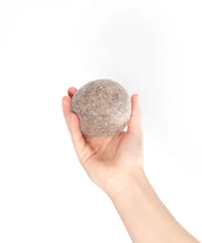 Lade das Bild in den Galerie-Viewer, Nachhaltiges Hundespielzeug &quot;La Bola&quot; Hundeball | 100% Schafwolle | Zahnpflegend &amp; schwimmfähig | Beige 7.5cm
