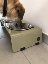 Lade das Bild in den Galerie-Viewer, Jaska Hundenapf ARC Solo | Erhöhte Hundebar | Stahl &amp; Edelstahl | 4 Größen | Olive

