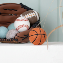 Lade das Bild in den Galerie-Viewer, BUDDY. Hundespielzeug Basketball aus Schafwolle - ideal für Welpen und Senioren | Fräulein Plath
