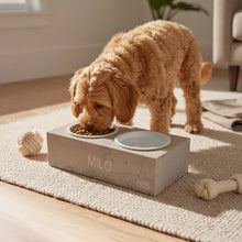 Lade das Bild in den Galerie-Viewer, Haustiernapf - Cremó Brauner Hund frisst aus der PRIGUR Cremó Futterstation mit Namensgravur MILO auf einem hellen Teppich  | Fräulein Plath
