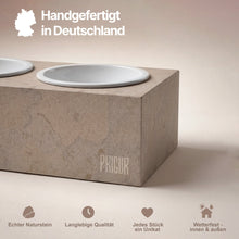 Lade das Bild in den Galerie-Viewer, Detailansicht der PRIGUR Cremó Futterstation mit Natursteinstruktur und Hinweis auf Handfertigung in Deutschland | Fräulein Plath
