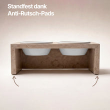 Lade das Bild in den Galerie-Viewer, Rückansicht der PRIGUR Cremó Futterstation mit eingesetzten Keramiknäpfen und markierten Anti-Rutsch-Pads
