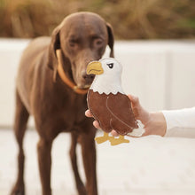 Lade das Bild in den Galerie-Viewer, BUDDY. Leder-Hundespielzeug Adler – schadstoffgeprüft | Fräulein Plath
