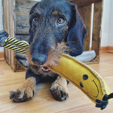 Lade das Bild in den Galerie-Viewer, Nachhaltiges Hundespielzeug &quot;Barne Banane&quot; | Robust &amp; 100% schadstofffrei | Upcycling Leder &amp; natürliche Baumwolle
