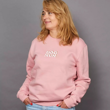 Lade das Bild in den Galerie-Viewer, Dog Mum Sweatshirt für die Hundemama | Bio-Baumwolle | Süßes Geschenk
