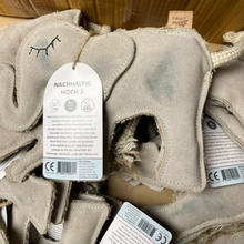 Lade das Bild in den Galerie-Viewer, B-Ware! Nachhaltiges Hundespielzeug &quot;Ella Elefant&quot; | Robust &amp; 100% schadstofffrei | Upcycling Leder &amp; natürliche Baumwolle
