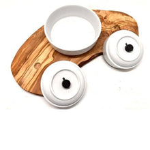 Lade das Bild in den Galerie-Viewer, Nachhaltige Futterstation RUSTY TRIO für Nass-Trockenfutter &amp; Wasser | Olivenholz &amp; Porzellan | Natürliche Rohstoffe
