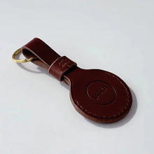 Lade das Bild in den Galerie-Viewer, Jaska Apple Airtag Tracker Leder-Etui LOGG | Handarbeit Made in Germany | 3 Farben Dunkelbraun
