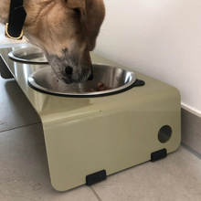 Lade das Bild in den Galerie-Viewer, Jaska erhöhte Futterstation Hundebar ARC | Stahl &amp; Edelstahl | 4 Größen | Olive
