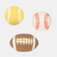 Lade das Bild in den Galerie-Viewer, Hundespielzeug &quot;Football &amp; Friends&quot; 3er-Set | 100% schadstofffrei &amp; Schafwolle | Zahnpflegend &amp; schwimmfähig
