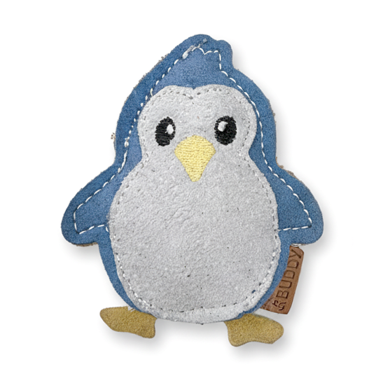 BUDDY. Hundespielzeug Kleiner Pinguin aus blauem und hellem Leder mit gelbem Schnabel und Füßen auf weißem Hintergrund
