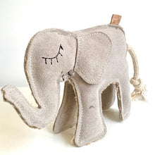 Lade das Bild in den Galerie-Viewer, Nachhaltiges Hundespielzeug &quot;Ella Elefant&quot; | Robust &amp; 100% schadstofffrei | Upcycling Leder &amp; natürliche Baumwolle
