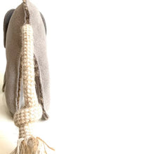 Lade das Bild in den Galerie-Viewer, Nachhaltiges Hundespielzeug &quot;Ella Elefant&quot; | Robust &amp; 100% schadstofffrei | Upcycling Leder &amp; natürliche Baumwolle
