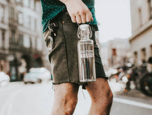 Lade das Bild in den Galerie-Viewer, soulbottle • lei(s)tungswasser - Trinkflasche aus Glas - plastikfrei &amp; auslaufsicher - 600ml
