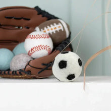 Lade das Bild in den Galerie-Viewer, Fußball für Hunde | Nachhaltiges Hundespielzeug | 100% schadstofffrei &amp; Schafwolle | Zahnpflegend &amp; schwimmfähig | Fräulein Plath

