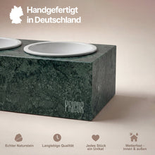 Lade das Bild in den Galerie-Viewer, Detailansicht der PRIGUR Verdó Futterstation mit grüner Steinstruktur und Hinweis auf Handfertigung in Deutschland
