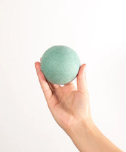 Lade das Bild in den Galerie-Viewer, Nachhaltiges Hundespielzeug &quot;La Bola&quot; Hundeball | 100% Schafwolle | Zahnpflegend &amp; schwimmfähig | Mint 7.5cm
