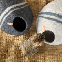 Lade das Bild in den Galerie-Viewer, Katzenhöhle Cocoon von Mishum | 100% natürlicher Wollfilz | Hellgrau
