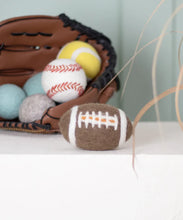 Lade das Bild in den Galerie-Viewer, American Football für Hunde | Nachhaltiges Hundespielzeug | 100% schadstofffrei &amp; Schafwolle | Zahnpflegend &amp; schwimmfähig
