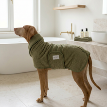 Lade das Bild in den Galerie-Viewer, Hundebademantel Cozy Hug von Caruso - OEKO-TEX® zertifiziert - 3 Farben &amp; 6 Größen | Fräulein Plath
