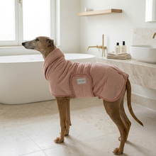 Lade das Bild in den Galerie-Viewer, Hundebademantel Cozy Hug von Caruso - OEKO-TEX® zertifiziert - 3 Farben &amp; 6 Größen | Fräulein Plath
