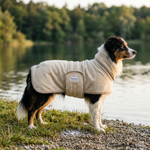 Lade das Bild in den Galerie-Viewer, Hundebademantel Cozy Hug von Caruso - OEKO-TEX® zertifiziert - 3 Farben &amp; 6 Größen | Fräulein Plath
