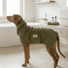 Lade das Bild in den Galerie-Viewer, Hundebademantel Cozy Hug von Caruso - OEKO-TEX® zertifiziert - 3 Farben &amp; 6 Größen | Fräulein Plath  - Waldgrün - Frottee - Saugstak
