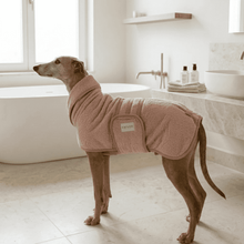 Lade das Bild in den Galerie-Viewer, Hundebademantel Cozy Hug von Caruso  - saugstark - Frottee - OEKO-TEX® zertifiziert - 3 Farben &amp; 6 Größen | Fräulein Plath  - Rosa
