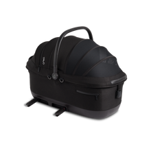 Lade das Bild in den Galerie-Viewer, Isofix Autositz &amp; Transportbox Maeve™ iso7x-L WIND von Tavo für Hunde bis 18 kg | GREENGUARD-Gold-Zertifizierung | Farbe: Onyx - Konnektoren ausgeklappt
