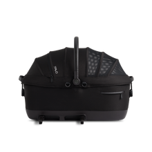 Lade das Bild in den Galerie-Viewer, Isofix Autositz &amp; Transportbox Maeve™ iso7x-L WIND von Tavo für Hunde bis 18 kg | GREENGUARD-Gold-Zertifizierung | Farbe: Onyx - Konnektoren frontansicht

