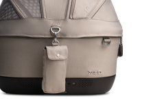 Lade das Bild in den Galerie-Viewer, Isofix Autositz &amp; Transportbox Maeve™ iso5x Wind Tavo | Integriertes Belüftungssystem | für Hunde bis 13.6 kg | GREENGUARD-Gold-Zertifizierung | Tawny
