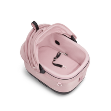 Lade das Bild in den Galerie-Viewer, Isofix Autositz &amp; Transportbox Maeve™ iso5x Wind Tavo | Integriertes Belüftungssystem | für Hunde bis 13.6 kg | GREENGUARD-Gold-Zertifizierung | Sakura | rosa | offen

