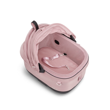 Lade das Bild in den Galerie-Viewer, Isofix Autositz &amp; Transportbox Maeve™ iso5x Wind Tavo | Integriertes Belüftungssystem | für Hunde bis 13.6 kg | GREENGUARD-Gold-Zertifizierung | Sakura | rosa | Leine
