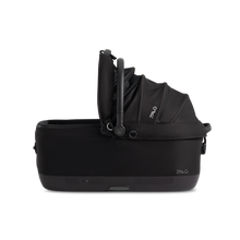 Lade das Bild in den Galerie-Viewer, Isofix Autositz &amp; Transportbox Maeve™ iso7x-L WIND von Tavo für Hunde bis 18 kg | GREENGUARD-Gold-Zertifizierung | Farbe: Onyx - links geöffnet
